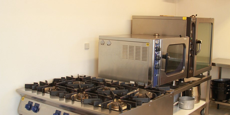 Vores køkken er udstyret med professionelt køkkenudstyr.
